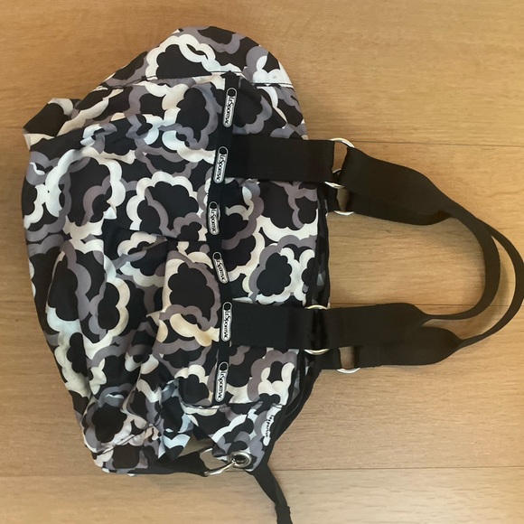 Lesportsac Handbags - Y2k Lesportsac tote with black and white floral pattern and silver hardware
